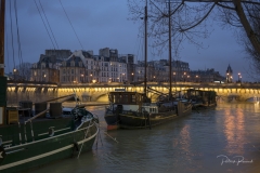 Péniches devant le Pont Neuf