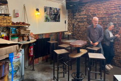 Christian et Martine vérifient les niveaux