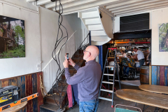 Christian au pied de l'escalier