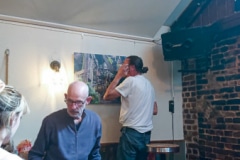 Accrochage au fond du bar