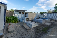 Tombes de sable au Cimetière Marin de Port Louis