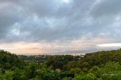 Le jour se lève mais la Soufrière est dans le nuage