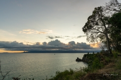 Coucher de soleil sur Basse Terre vu de la pointe Sud de Grande Terre. Au fond à gauche les Saintes