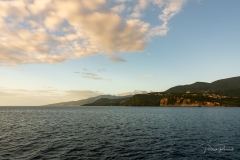 Vue depuis l'ilet Pigeon vers le Nord de Malendure, Mahaut au soleil couchant