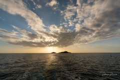 Le soleil se couche derrière les Ilets Pigeon