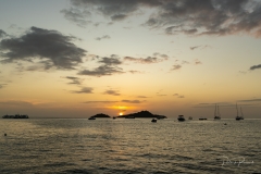 Le soleil se couche derrière les Ilets Pigeon