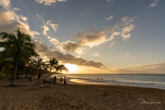 Attente et contemplation sur la plage de la Perle au coucher de soleil