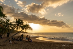 Attente et contemplation sur la plage de la Perle au coucher de soleil