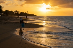 Chacun cherche sa place pour une photo sur la plage de la Perle au coucher de soleil