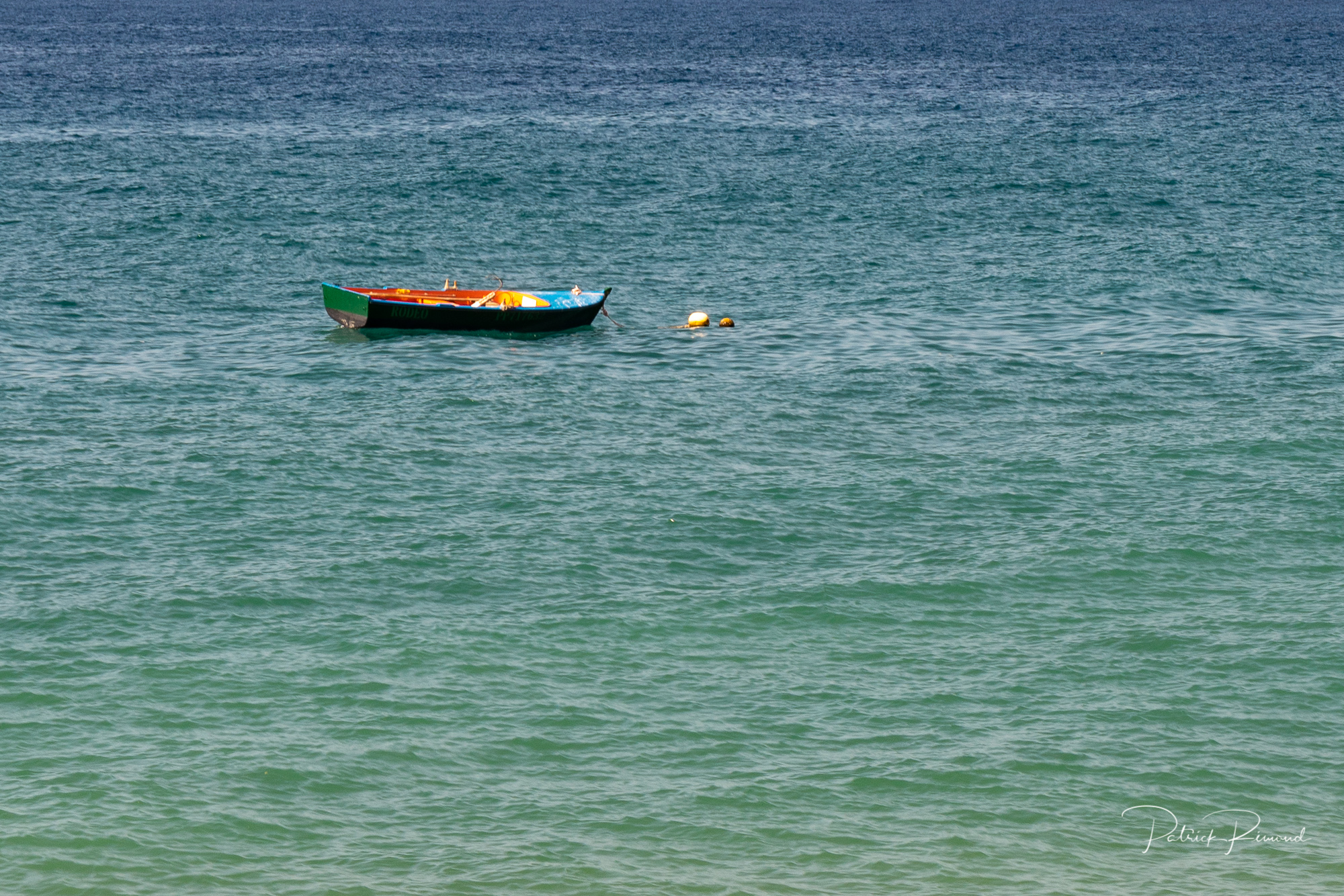 Barque colorée au mouillage à Vieux Habitants