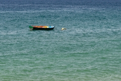 Barque colorée au mouillage à Vieux Habitants