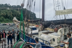 Prudemment on hisse la précieuse cargaison