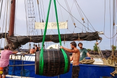 Chargement de fûts de Rhum sur la Gallant dans le port de Deshaies