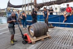 Chargement de fûts de Rhum sur la Gallant dans le port de Deshaies