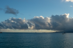 Vue depuis la Datcha : de gauche à droite : le Gosier, l'Ilet Gosier, Marie Galante (derrière l'Ilet), Les Saintes, Basse Terre (sous le nuage)