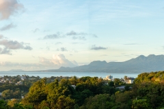 La vue du Grand Cap : la Soufrière dégagée et au fond à gauche les Saintes