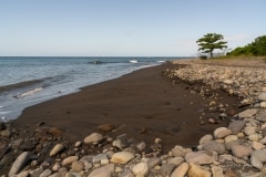 Plage de galets et sable noir à Vieux-Habitants