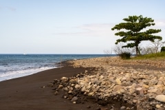 Plage de galets et sable noir à Vieux-Habitants